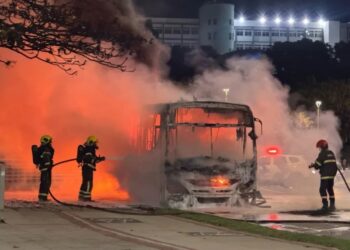 Tensão na noite de Vitória: bandidos incendeiam ônibus na capital