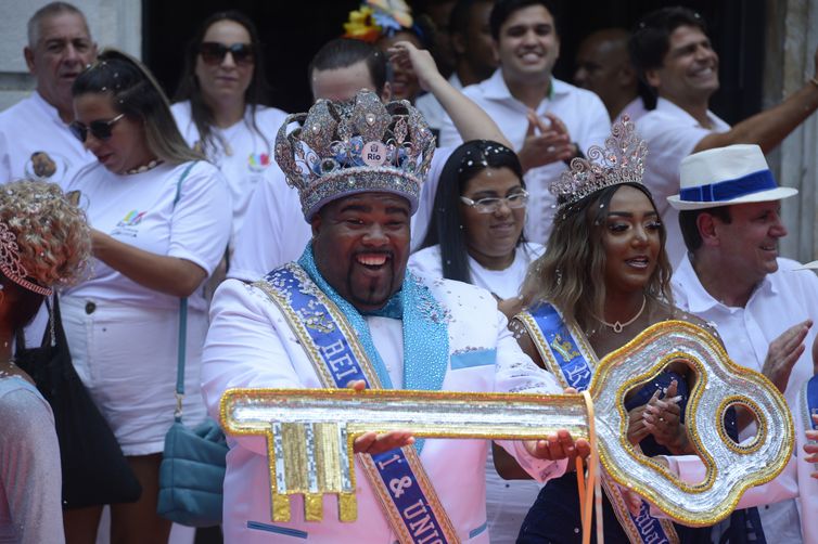 Tomaz Silva/Agência Brasil Rio de Janeiro (RJ), 17/02/2023 – O Rei Momo, Djferson Mendes da Silva recebe as chaves da cidade das mãos do prefeito, Eduardo Paes, no Palácio da Cidade. Foto Tomaz Silva/Agência Brasil
