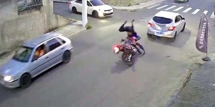 Após manobra arriscada, motociclista faz sinal da cruz ao sair ileso de acidente em Linhares