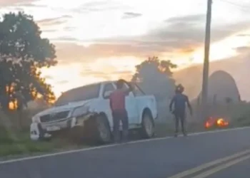 Motociclista morre e moto pega fogo após colisão com caminhonete em Nova Venécia