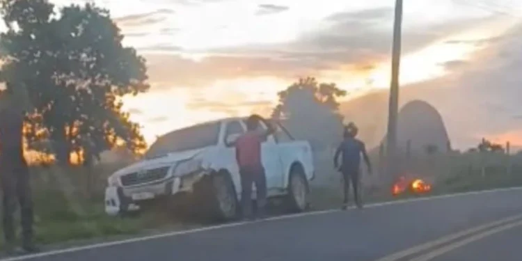 Motociclista morre e moto pega fogo após colisão com caminhonete em Nova Venécia