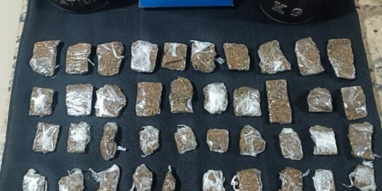 Polícia apreende pedras de crack no bairro Irmãos Fernandes, em Barra de São Francisco