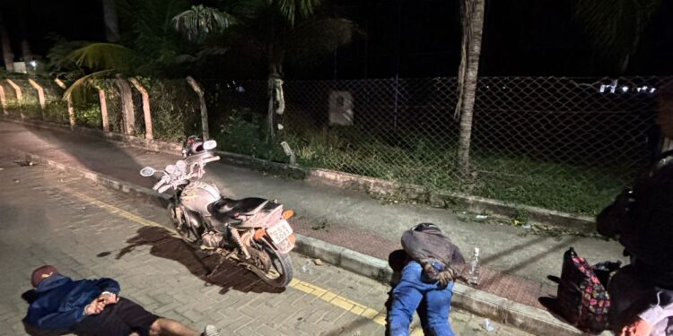 Polícia prende dois homens por porte ilegal de arma no bairro Nova Barra, em Barra de São Francisco