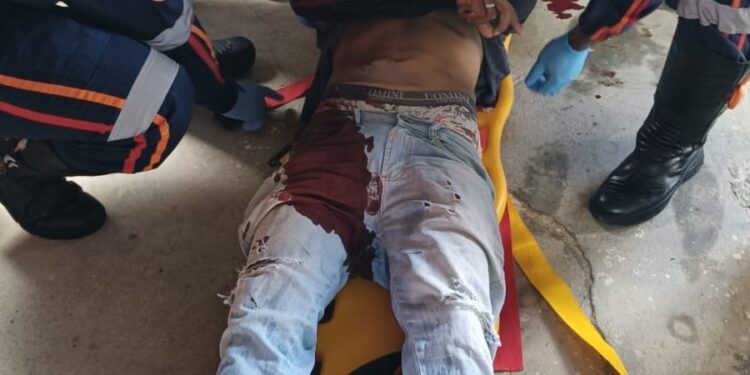 Homem sofre choque elétrico durante instalação de placa solar no Centro de Mantena Homem sofre choque elétrico durante instalação de placa solar no Centro de Mantena
