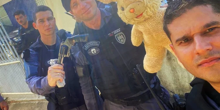 Polícia encontra arma e munições dentro de urso de pelúcia em Barra de São Francisco Polícia encontra arma e munições dentro de urso de pelúcia em Barra de São Francisco