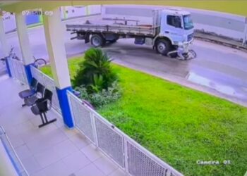 Motociclista escapa com ferimentos leves após colisão com caminhão em Mantena; veja o vídeo