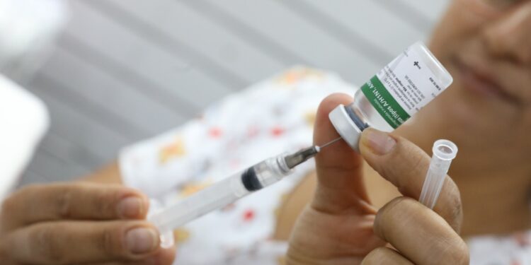 Alunos de Cariacica começam a ser vacinados nesta quarta-feira (23)