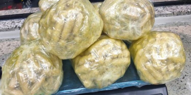 PRF apreende 9kg de crack e prende foragido da Justiça