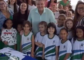 Euclério se emociona ao entregar uniformes em escola de Cariacica