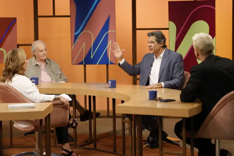 Fernando Frazão/Agência Brasil Rio de Janeiro (RJ), 16/04/2025 – O ministro da Fazenda, Fernando Haddad, participa do programa Sem Censura, da TV Brasil, apresentado por Cissa Guimarães, que também recebe o pianista Francis Hime, o psiquiatra Higor Caldato e o jornalista Muka. Foto: Fernando Frazão/Agência Brasil
