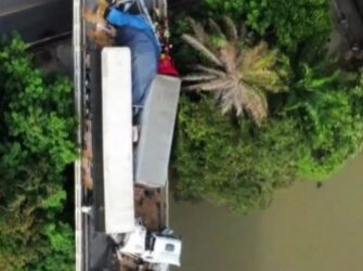 Grave acidente com cinco veículos interdita BR-101, deixa 1 morto e 2 feridos em São Mateus