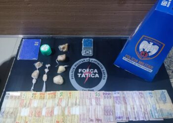 Polícia apreende drogas e dinheiro na casa de suspeito de homicídio no bairro Colina, em Barra de São Francisco