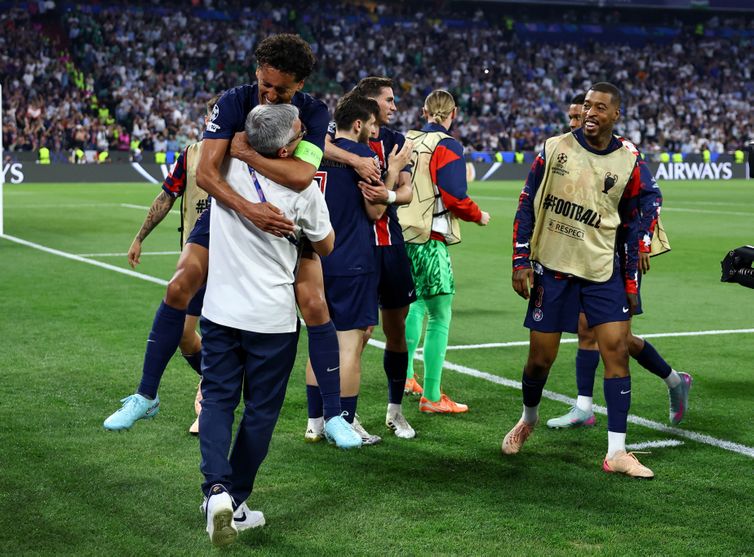 Soccer Football - Champions League - Final - Paris St Germain v Inter Milan - Allianz Arena, Munich, Germany - May 31, 2025
Paris St Germain's Khvicha Kvaratskhelia celebrates scoring their fourth goal with teammates REUTERS/Kai Pfaffenbach
