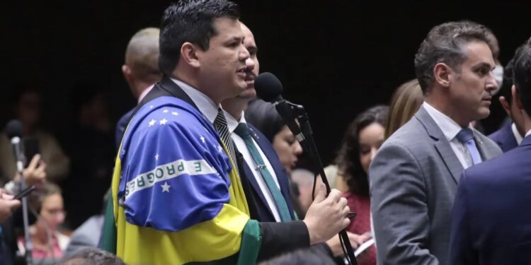 Suspensão de Gilvan da Federal: relator alivia deputado e reduz punição a 3 meses Suspensão de Gilvan da Federal: relator alivia deputado e reduz punição a 3 meses