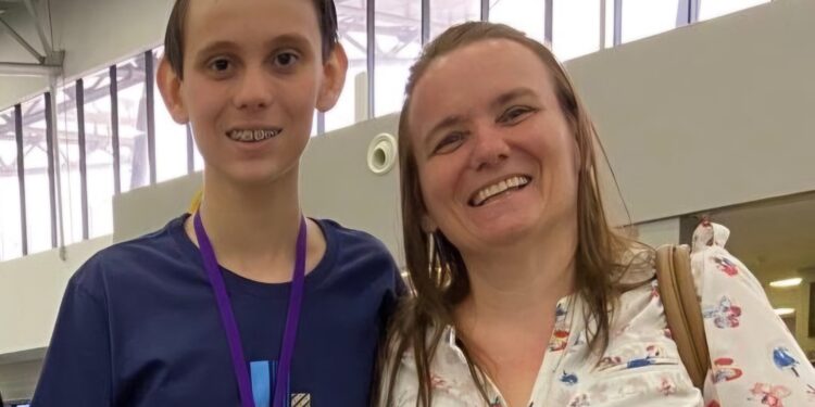 No Dia Internacional da Família, conheça a história da mãe que deixou tudo para trás para apoiar o filho No Dia Internacional da Família, conheça a história da mãe que deixou tudo para trás para apoiar o filho