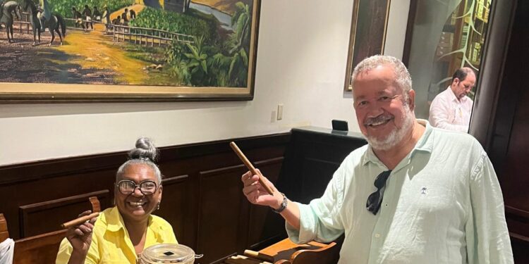 Livro recupera lembranças de três viagens a Cuba feitas por advogado capixaba