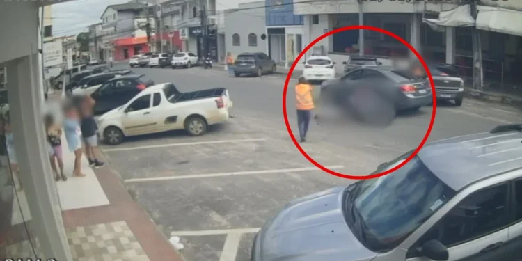 Idosa é atropelada por moto ao atravessar rua fora da faixa em São Mateus Idosa é atropelada por moto ao atravessar rua fora da faixa em São Mateus