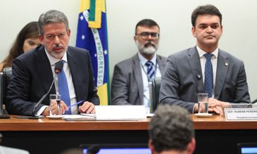Brasília (DF), 06/05/2025  - A comissão especial que vai debater a isenção de Imposto de Renda para quem ganha até R$ 5 mil (PL 1.087/25) foi instalada. Deputado Rubens Pereira Júnior (PT-MA) o presidente do colegiado e o deputado Arthur Lira (PP-AL), o relator.
Foto: Lula Marques/Agência Brasil