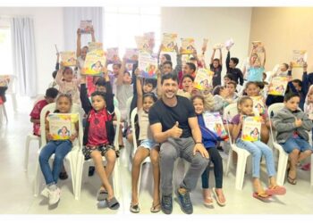 Alunos da escola Ozeias Rezende recebem novos kits didáticos de Português e Matemática