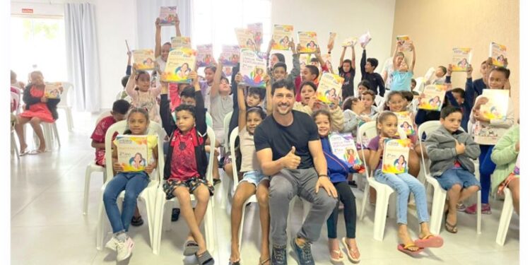 Alunos da escola Ozeias Rezende recebem novos kits didáticos de Português e Matemática Alunos da escola Ozeias Rezende recebem novos kits didáticos de Português e Matemática