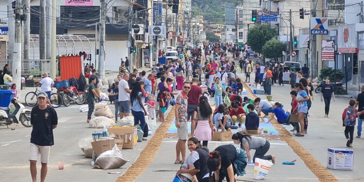 Comunidades francisquenses preparam tapetes para procissão de Corpus Christi; veja fotos Comunidades francisquenses preparam tapetes para procissão de Corpus Christi; veja fotos