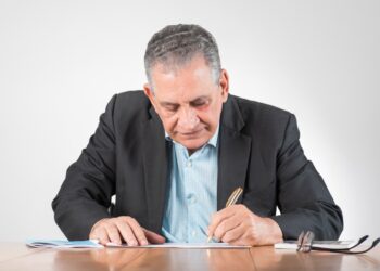 Prefeito Enivaldo solicita licença de dois meses do cargo