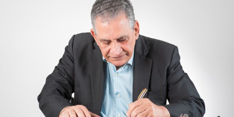 Prefeito Enivaldo solicita licença de dois meses do cargo