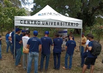 Alunos de Agronomia plantam mudas em área degradada em Sooretama