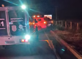 Mulher morre atropelada após sair de carro batido para pedir ajuda, em Linhares