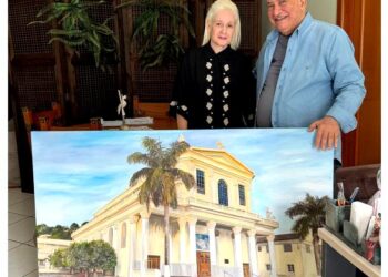 Prefeito recebe obra da artista plástica e escritora Tavares Lemos Guerson: “Gratidão”