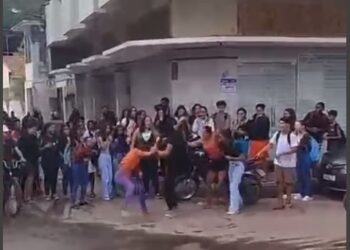 Adolescentes brigam em frente a escola de Barra de São Francisco
