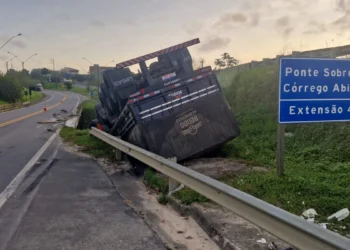 Carreta tomba após sair da pista na BR-101 em São Mateus