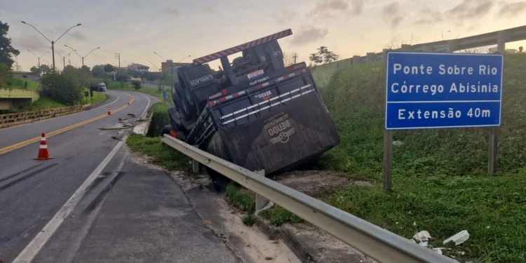 Carreta tomba após sair da pista na BR-101 em São Mateus