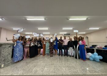 Prefeitura certifica 38 alunos dos cursos de maquiagem e design de sobrancelhas por meio do Programa Qualificar ES