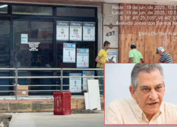 Prefeito Enivaldo critica instalação de estrutura em calçada por supermercado no Centro de Barra de São Francisco