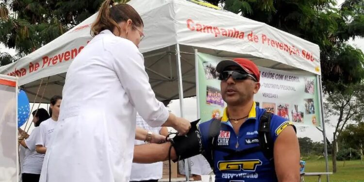 Controlar o colesterol desde a juventude garante envelhecimento saudável, diz especialista