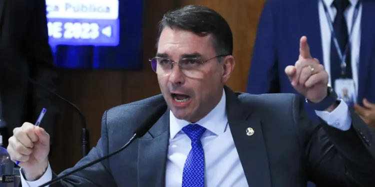 Flávio Bolsonaro deixa o Brasil um dia antes de operação da PF contra o pai