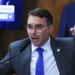 Flávio Bolsonaro deixa o Brasil um dia antes de operação da PF contra o pai