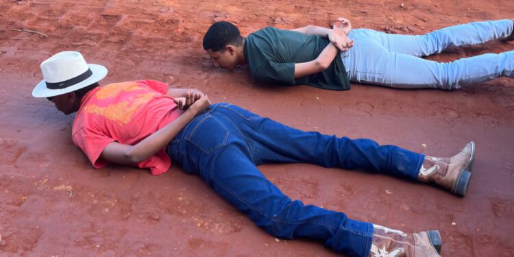 Presos em flagrante dois elementos extorquindo jovem por causa de dívida