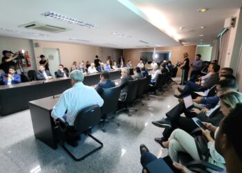 Governo do ES faz reunião com empresários para enfrentar “Tarifaço do Trump”; entenda