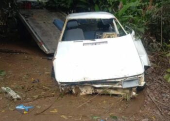 Carro perde o controle e sai da pista entre Vila Verde de Pancas e Águia Branca