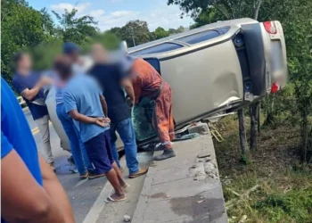 Carro capota sobre ponte na BR-101 em São Mateus e duas pessoas ficam feridas