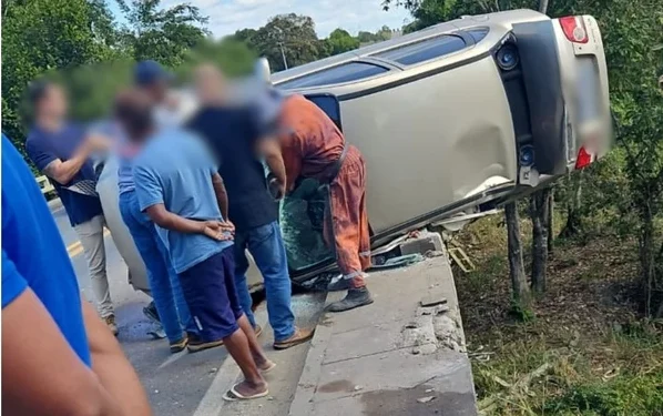 Carro capota sobre ponte na BR-101 em São Mateus e duas pessoas ficam feridas