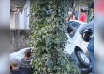 Carro bate em ponto de ônibus e atinge pedestre em Cariacica
