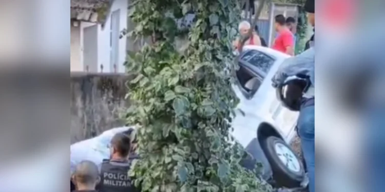 Carro bate em ponto de ônibus e atinge pedestre em Cariacica Carro bate em ponto de ônibus e atinge pedestre em Cariacica