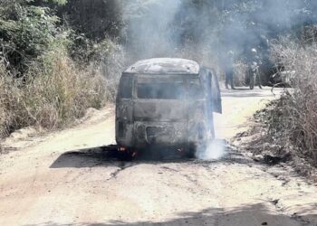 Kombi pega fogo em estrada rural de Mantena; família escapa ilesa