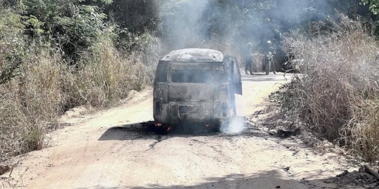 Kombi pega fogo em estrada rural de Mantena; família escapa ilesa