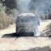 Kombi pega fogo em estrada rural de Mantena; família escapa ilesa