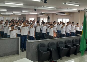 Jovens participam de juramento à bandeira em Barra de São Francisco