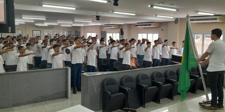 Jovens participam de juramento à bandeira em Barra de São Francisco